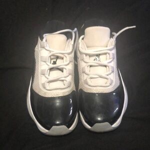 Kids shoes size 4.5, only been worn 5 times, really good shoe
